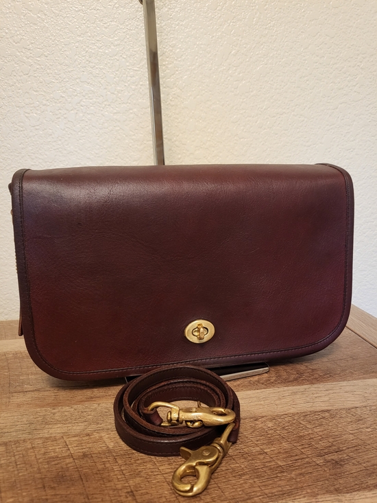 Coach Handbags - Vintage Coach Covertable Clutch NYC Burgundy